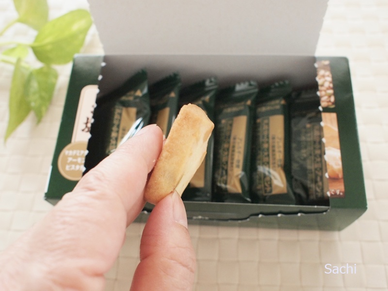 おうちコープ 3種のナッツが入った塩バターサブレ